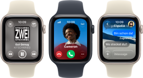 Drei Apple Watch SE 3 Geräte nebeneinander, eines zeigt die Apple Music App, eines einen eingehenden Telefonanruf und eines eine Unter­haltung in Nachrichten