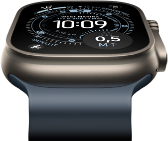 Apple Watch Ultra 3, nach vorn geneigt, Titangehäuse Natur, Kompass auf dem Orientierung Zifferblatt, Ocean Armband Maritimblau